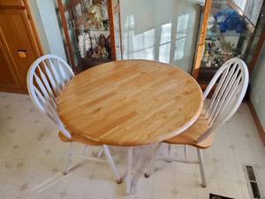 lot 264 image: Kitchen Table w 2 chairs
