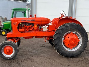 lot 2 image: Allis-Chalmers WD-45 Farm Tractor With Loader