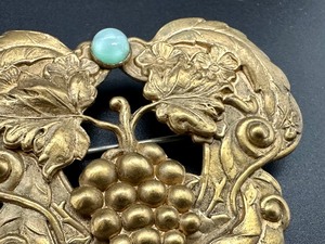 lot 117 image: Vintage Art Nouveau Grape Motif Metal Brooch