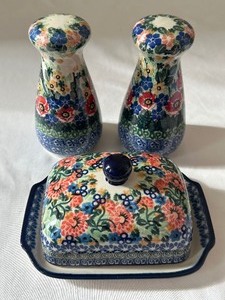 lot 107 image: Unikat Polish Pottery Butter Dish and Set of Salt and Pepper Shakers
