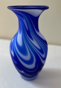 lot 101 image: Gorgeous Deep Blue and White Swirled Decorative Vase