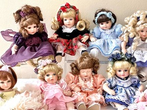 lot 103 image: Collection of 12 Marie Osmond Tiny Tots Dolls including Marie Osmond Alexis Tiny Tots Doll