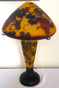 lot 9 image: Vintage Galle Style Cameo Glass Table Lamp