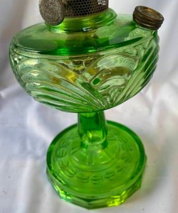 lot 375 image: Vintage NuType Brilliant Green Oil Aladdin Lantern