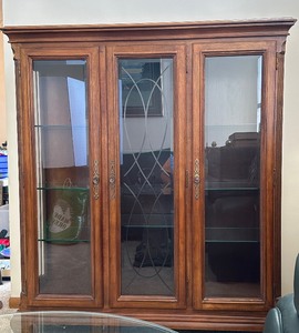 lot 2 image: Beautiful Display Cabinet