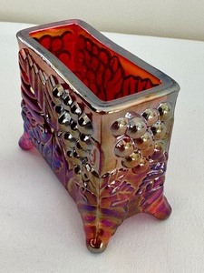 lot 139 image: Vintage Boyd Iridescent Glass Card Holder