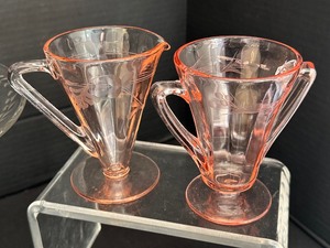 lot 133 image: Lovely Variety of Vintage Glassware