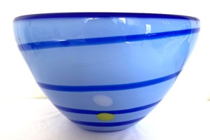 lot 88 image: Amazing Art Glass Serving Bowl