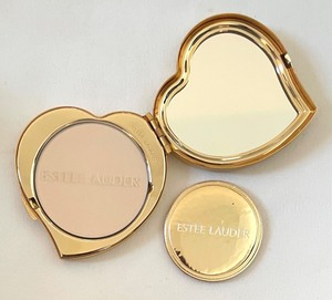 lot 200 image: Elegant Estee Lauder Golden Leaf Lucidity Compact