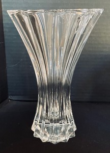 lot 199 image: Crystal and Clear Glass Grouping