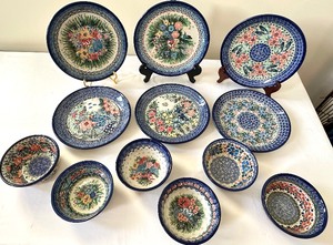 lot 21 image: Variety of Unikat Polish Pottery Pieces - Polish Pottery Dinner Plates and Bowls