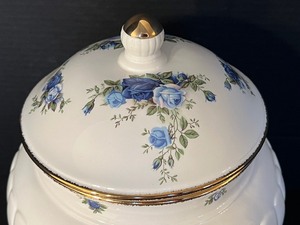 lot 28A image: Royal Albert Moon Light Rose Fluted Cookie Jar