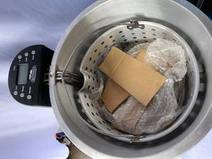 lot 392 image: Masterbuilt Turk-N-Surf Stainless Steel Turkey Fryer