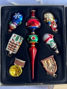 lot 407 image: Thomas Pacconi Wooden Crate with Over 30 Amazing Christmas Decorations