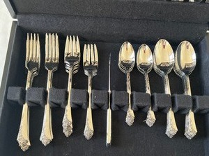 lot 31 image: Oneida Flatware Set