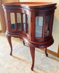 lot 6 image: Antique Victorian Style Kidney Shaped Dry Bar