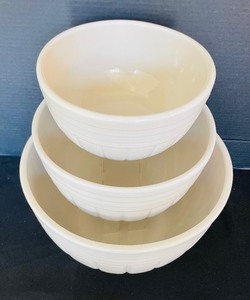 lot 36 image: Roseville Pottery Nesting Bowls