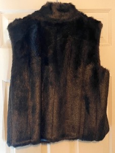 lot 42 image: Giacca Faux Fox Fur Vest New with Tags