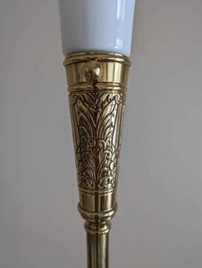 lot 18 image: Elegant Brass Floor Lamp