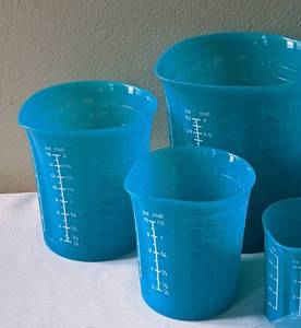 lot 289 image: Silicone Measuring Cups and Potholders