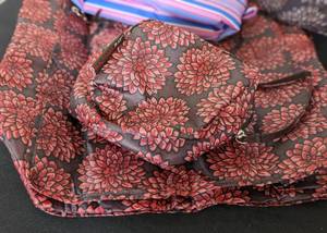 lot 292 image: Insulated Travel Bags and Totes