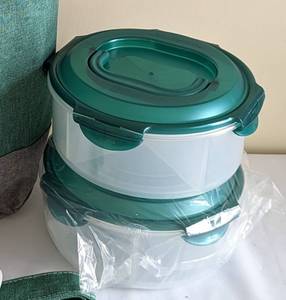 lot 340 image: New Lock & Lock Gene Insulated Tote and Containers
