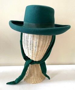 lot 434 image: 4 Lovely Hats