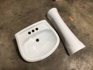 Glacier Bay ShelburnePetite Aragon Pedestal in White, Open box, Review all pictures