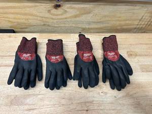 lot 83 image: MILWAUKEE Lot of 4 Pairs- Cut Level 3 Insulated Gloves- Size M8