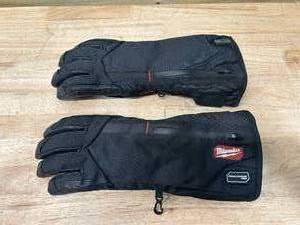 lot 84 image: MILWAUKEE Medium Rechargeable Heated Gloves (Gloves Only)