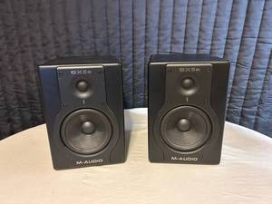 lot 81 image: M-Audio BX5a Deluxe- Pair