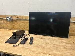 lot 15 image: SAMSUNG 32 LED TV (UN32F5000AF)