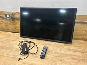 lot 18 image: SAMSUNG 32 LED TV (UN32J5003BFX2A)