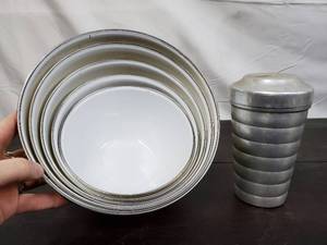 lot 37 image: Enamel Mixing Bowl Set And Metal Tumbler With Lid
