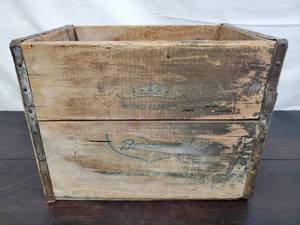 lot 2 image: Vintage Canada Dry Ginger Ale Wood Crate