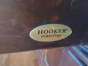 lot 82 image: Hooker Furniture Contemporary Entertainment Center