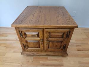 lot 98 image: Vintage Oak Accent Side Table