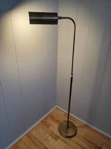 lot 44 image: Classic Brass Standing Reading Lamp