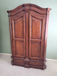 lot 17 image: Gorgeous Bedroom Armoir