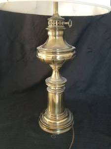 lot 34 image: Classic Brass Table Lamp