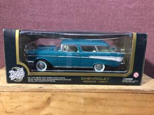 lot 65 image: Road Tough 1957 Chevrolet Nomad Diecast 118
