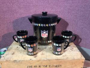 lot 87 image: Vintage Thermo - Serv NFL Drink Set