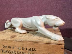 lot 97 image: Vintage Haeger Pottery Puma
