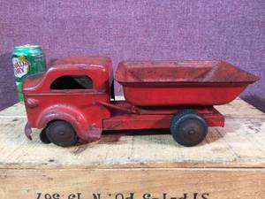 lot 108 image: Great Old Richmond Toy Dumptruck