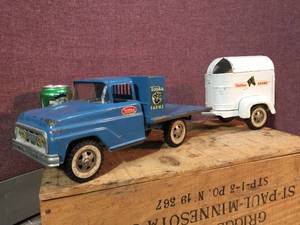 lot 165 image: Vintage Tonka Farms Truck & Horse Trailer