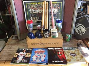 lot 190 image: MN Twins - NorthStars Collectables - MLB Souvenir Bats