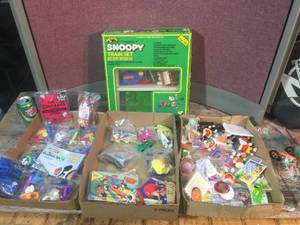 lot 204 image: Vintage Snoopy & Fast Food Toys