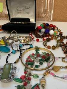 lot 11 image: Mix Group Styles Jewelry