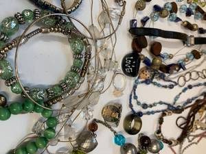 lot 12 image: Mix Costume Jewelry Watch
