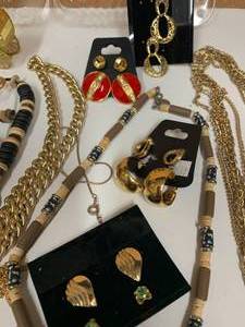 lot 17 image: Costume Jewelry Ornaments